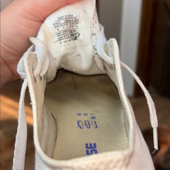 Converse Low-Top Cavas Sneakers - Size 7 - Picture 7 of 7